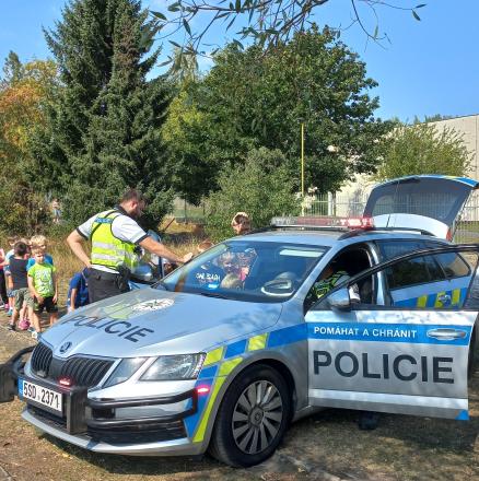 Prvňáčci se seznámili s policisty - obrázek 1585